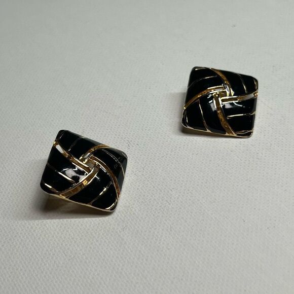 VINTAGE Black Enamel Gold-tone Square Clip On Earrings - Picture 2 of 7